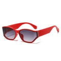 Gafas de sol geométricas rojas con lentes de degradado y detalles de metal dorado - Montura Roja Lentes Grises Degradadas