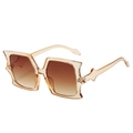 Chic bat-wing oversized square sunglasses with brown gradient lenses and wavy frames - Tea Frame Tea Lens