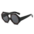 Occhiali da sole con montatura ottagonale nera e dettagli circolari rossi stile moderno - Montatura Rosso Nero Lenti Grigio Nero