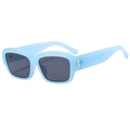 Gafas de sol cuadradas azul claro con lentes gris oscuro y remaches metálicos plateados - Azul Gelatina C03