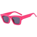 Modische neonpinke rechteckige Sonnenbrille mit breitem Rahmen und Silbernieten - C03 Rosérot Rahmen Graue Linsen