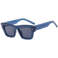 Trendige dunkelblaue rechteckige Sonnenbrille mit silbernen Akzenten und grauen Gläsern - C04 Transparenter Blauer Rahmen Graue Linsen