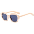 Gafas de sol geométricas modernas con montura beige nude y lentes gris oscuro para mujer - Beige