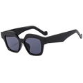 Gafas de sol cuadradas negras clásicas con lentes de protección UV gris oscuro sobre blanco - Protección UV400 / Montura Negra Lentes Grises (C1)