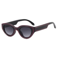 Cat-eye hiphop zonnebril met zwart montuur en opvallende roze gestreepte details - Zwart Montuur Verloop Grijs Lens