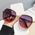 Occhiali da sole geometrici oversize con lenti sfumate e accenti di borchie argentate - Montatura Rosa Lenti Sfumate Nero-Rosa