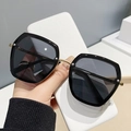 Occhiali da sole esagonali neri oversize con eleganti dettagli in metallo dorato - Montatura Nera Lenti Grigio Nero