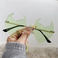 Randlose grüne herzförmige Teufel Sonnenbrille mit Goldrahmen und schwarzen Bügelspitzen - Goldrahmen Grün