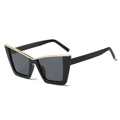 Occhiali da sole cat-eye neri con eleganti dettagli in metallo dorato sulla parte superiore - Montatura Nera Lenti Grigio Nero