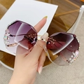 Lunettes de soleil luxe polygone avec verres dégradés violets et détails strass - Cadre Doré Gris Dégradé
