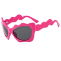 Occhiali da sole con montatura ondulata rosa acceso e lenti grigio scuro in stile Y2K - Montatura Rosa Rossa Lenti Grigie