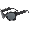 Occhiali da sole alla moda con montatura ondulata nera lucida e lenti grigio scuro - Montatura Nera Lenti Grigio Nero