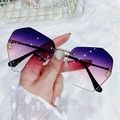 Schicke randlose Polygon-Sonnenbrille mit lila Verlaufsgläsern und goldener Biene - Goldrahmen Dreifarbige Verlaufslinsen