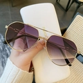 Lunettes de soleil dégradées violettes avec monture dorée à double pont et branche chaîne - Monture Dorée Verres Dégradés Gris