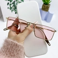 Gafas de sol rectangulares de moda con montura fina de metal dorado y lentes rosas - Montura Dorada Lentes Rosas