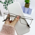 Gafas de sol rectangulares minimalistas de metal plateado con varillas finas de moda - Montura Plateada Lente Transparente