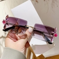 Occhiali da sole senza montatura sfumati viola con decorazioni floreali in cristallo rosa - Montura Oro Lenti Sfumate Grigie