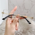 Randlose rechteckige Sonnenbrille mit Verlaufsgläsern und goldfarbenen Metallbügeln - Goldener Rahmen Transparente Gläser (C7)