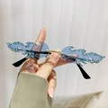 Blaue flammenförmige randlose Sonnenbrille mit funkelnden Kristallen und Goldsteg - Goldener Rahmen Blaue Gläser