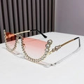 Occhiali da sole cat-eye moderni con lenti rosa sfumate e brillanti strass incastonati - Montatura Oro Lenti Sfumate Rosa