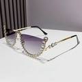 Occhiali da sole cat eye con montatura dorata e strass e lenti viola sfumate di profilo - Montura Oro Lenti Sfumate Grigie