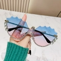 Lunettes de soleil sans monture à bords ondulés avec dégradé bleu-rose et strass brillants - Strass Blancs Verres Dégradé Bleu Rose