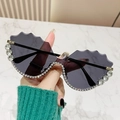 Occhiali da sole di lusso con lenti sfumate a onde e dettagli in strass lucidi - Strass Bianchi Lente Grigio Nero