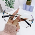 Gafas de sol sin montura con corte de diamante, flores de diamantes y patillas doradas - Lente Transparente
