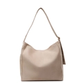 Grande borsa tote beige minimalista in pelle scamosciata opaca su sfondo bianco - Kaki