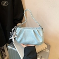 Borsa a tracolla azzurra in pelle cerata con design a pieghe e manico intrecciato - Borsa Sottobraccio Plissettata Blu (Con Ciondolo) / Blu (Con Ciondolo)