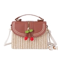 Bolso caja de paja con ribete de cuero marrón y adorno de pompón de cereza roja - Marrón