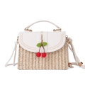 Bolso de paja con solapa blanca de PU, colgante de cereza y correa de algodón trenzado - Blanco