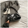 Borsa sottobraccio nera lucida a pieghe con manico intrecciato e tracolla - Senza Ciondolo / Nero