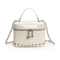 Mini borsa a secchiello in vernice bianca trapuntata con catena e rivetti metallici - Bianco
