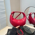 Sac bandoulière rouge en demi-lune, texture litchi avec bandoulière nouée et anneau - Rouge