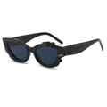 Occhiali da sole cat eye con montatura strutturata e lenti nere su sfondo bianco - Montatura Nera Lenti Grigie