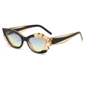 Occhiali da sole cat-eye con montatura nero-gialla e lenti sfumate su fondo bianco - Montatura Nero Giallo Lenti Grigio Giallo
