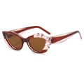 Cat-Eye-Sonnenbrille in Rotbraun und Transparent-Rosa mit floral skulptierten Bügeln - Tee Rahmen Tee Gläser