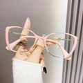 Montatura per occhiali cat-eye alla moda in metallo rosa e oro tenuta in mano da donna - Oro Rosa