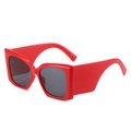 Occhiali da sole squadrati oversize con montatura rossa audace e lenti grigio scuro - Montatura Rossa Lenti Grigie