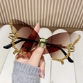Lunettes de soleil papillon surdimensionnées avec verres dégradés et strass dorés - Monture Dorée Verres Thé Dégradé
