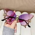 Modieuze vlinder zonnebril met paarse gradiënt glazen en glanzende strass decoratie - Paars Roze