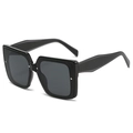 Occhiali da sole squadrati neri oversize con borchie e lenti grigio scuro - Montatura Nera Lenti Grigie