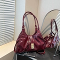 Borsa a spalla Boston bordeaux lucida in ecopelle con chiusura a scatto in metallo - Borgogna
