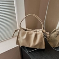Borsa a spalla plissettata beige in pelle morbida con manico a nodo e anello a D - Cachi
