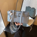 Hellblaue Bucket-Tasche mit Denim-Textur, silberner Schleife und Herz-Anhängern - Hellblau Mit Anhänger