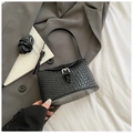 Sac seau tressé noir avec bandoulière réglable et texture en similicuir brillant - Noir sans Pendentif