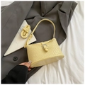 Sac seau tissé jaune clair avec rabat et bandoulière réglable pour femmes élégantes - Jaune sans pendentif