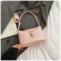 Sac à bandoulière tissé rose de forme demi-lune avec sangle réglable - Rose Sans Pendentif