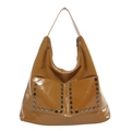 Braune Hobo-Tasche mit Nieten und glänzender Oberfläche mit zwei Vordertaschen - Braun